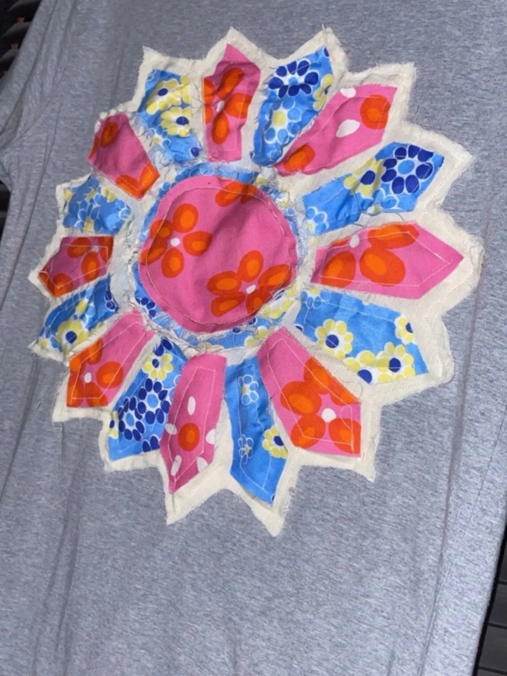 2A. Size Large Quilt Patch Tee 🌸 Retro Floral Appliqué T-Shirt |CottagecoreBOHO - Picture 4 of 4